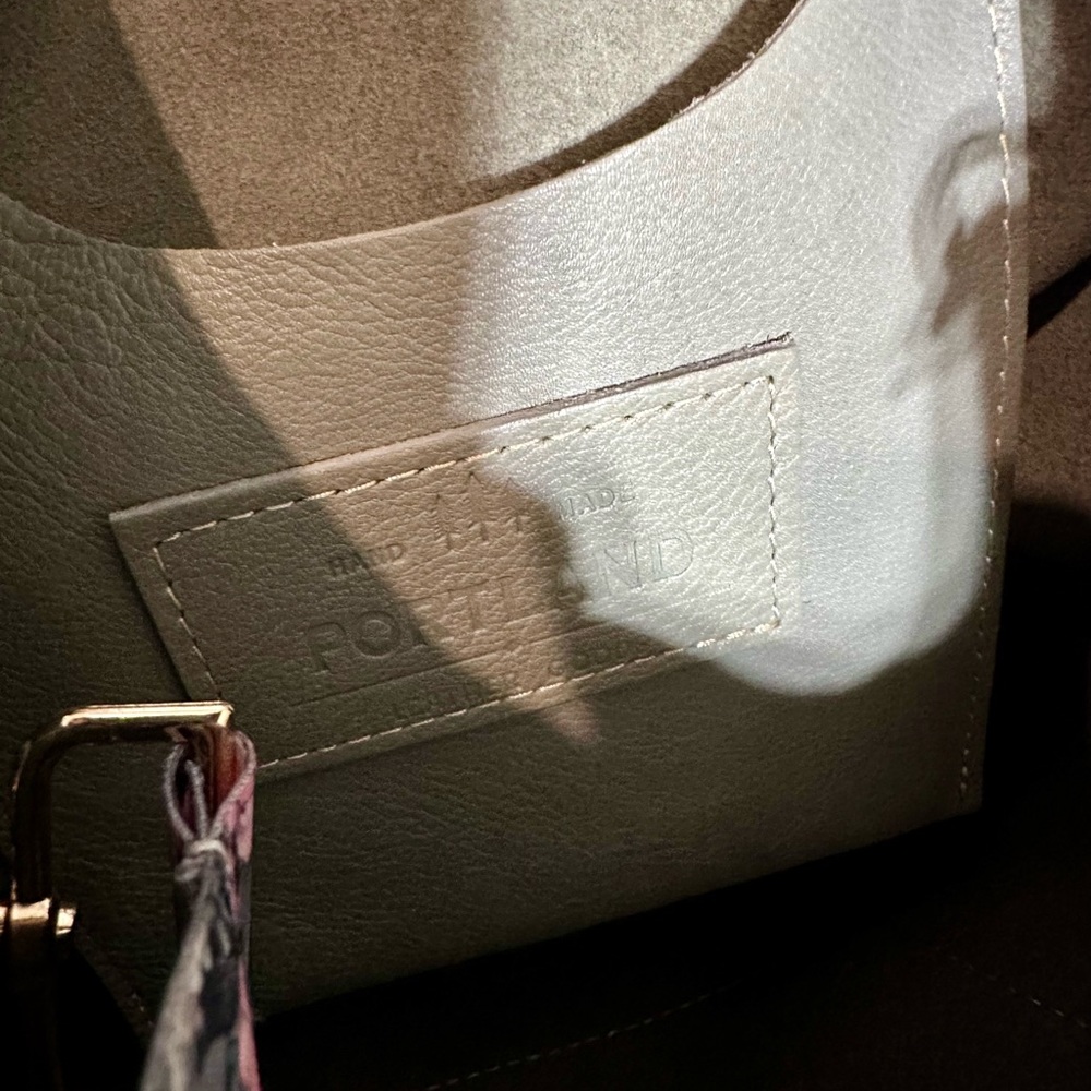 Portland Leather Nimbus medium crossbody with dragonfly and extra floral strap - Picture 5 of 7